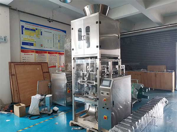 全套粉體自動黄瓜视频免费视频流水線由螺杆計量機、真空上料機、成品輸送機組成